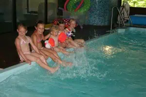 Kinderen leren drijven tijdens de zwemles