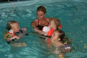 Instructeur zwemt met kinderen